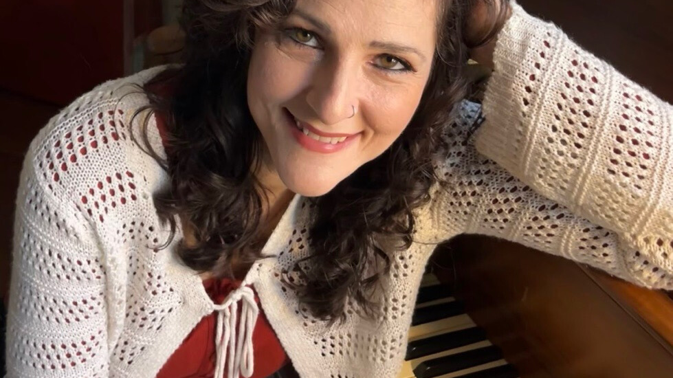 Lori Munizzi Carlson leading worship